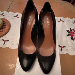 Womens size 8.5 black leat heels